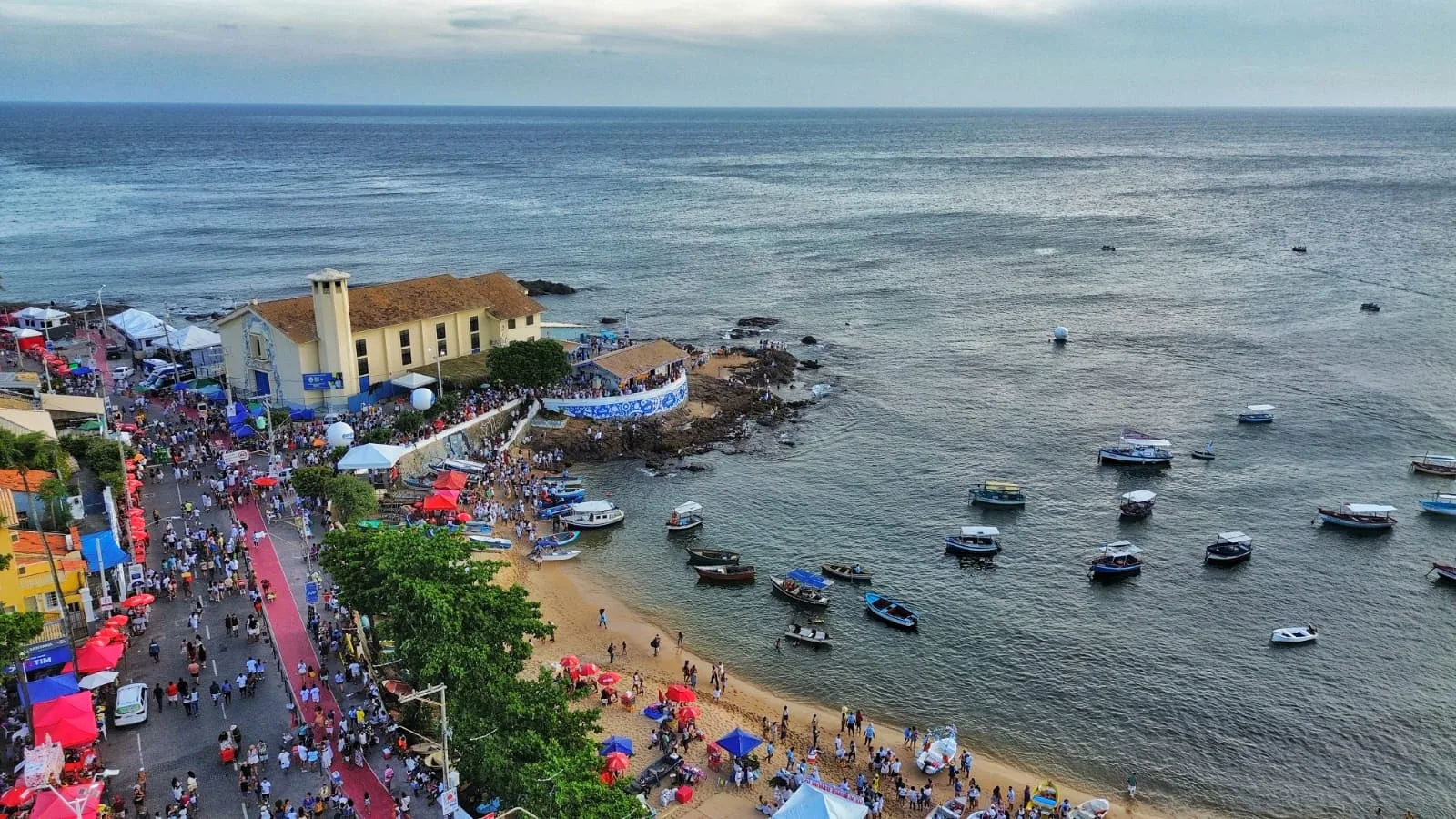 Vista aérea do Rio Vermelho, Salvador, com a Igreja de Sant'Ana e barcos