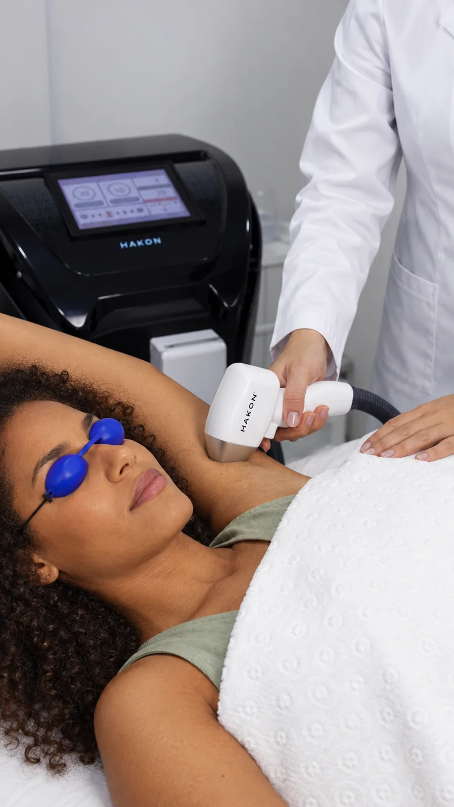 Cena ilustrativa gerada com IA de Vera recebendo atendimento de depilação a laser